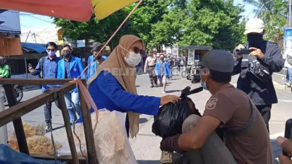 Sebelum Aksi, BEM Unmuh Jember Gelar Baksos Bagikan 25 Sembako