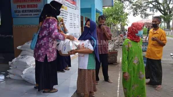 Ratusan KPM Kertonegoro Dapat Beras PKH di Masa PPKM