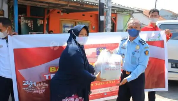 Program Kumham Peduli, Kumham Kanim Jember Bagikan 90 Paket Sembako