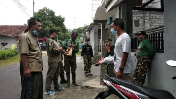 Peduli Lingkungan, GP Ansor Jember Semprotkan Cairan Disinfektan di Patrang