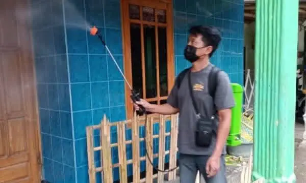 Ada Yang Terpapar COVID, Petugas PPKM Desa Rowotamtu Lakukan Penyemprotan