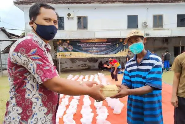 PTPN X Salurkan Ribuan Bungkus Daging Qurban Pada Warga dan Karyawan