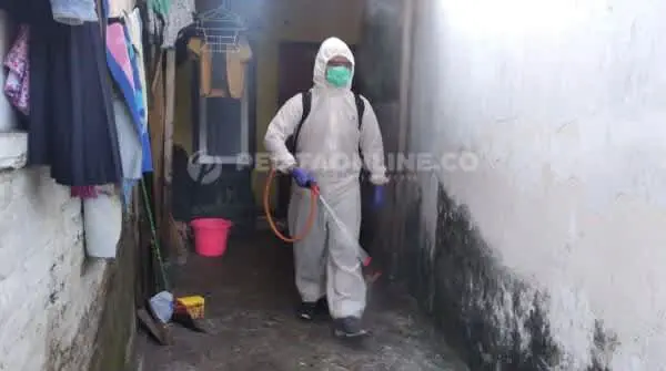 Cegah Penyebaran COVID, PMI Jember Semprotkan Disinfektan di Jember Selatan