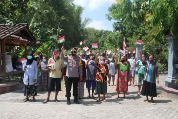 Bentuk Kepedulian, Polres Ngawi Bagikan Beras ke 25 KK