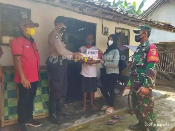 PPKM Darurat Turun Level 3, Puluhan Pemuda Balung Bagikan Bansos