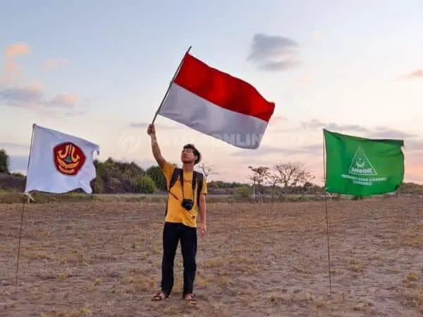 Pemuda Ansor PAC Rambipuji Kibarkan Bendera Merah Putih di Pantai Puger