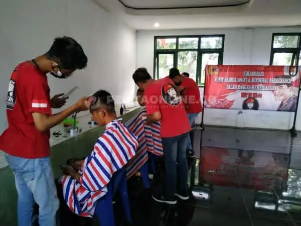 100 Prajurit TNI AD Yonif Raider 509/BY Kostrad Potong Rambut Gratis di HUT RI