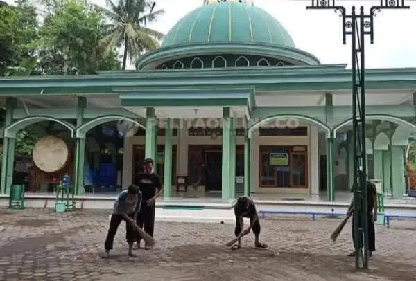 Bersihkan Masjid, IKSPI Jember Memberi Pesan Silat Bukan Hanya Bisa Berkelahi