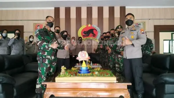 Berikan Tumpeng ke Yonif Raider 509 Kostrad, Polres Ucapkan Selamat HUT TNI ke 76