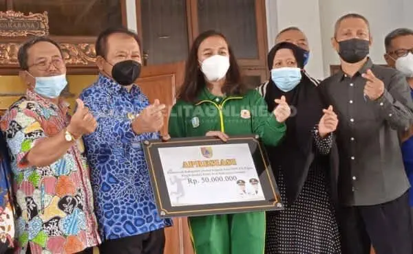 Juara Bulu Tangkis PON XX Papua, Atlet Asal Jember Dapat Hadiah Dari Bupati