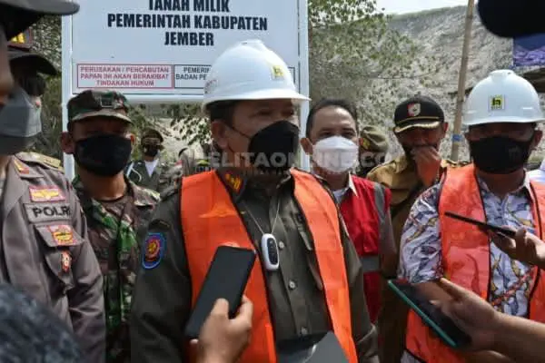 Amankan Aset Daerah, Bupati Jember Pasang Patok Pembatas Tanah