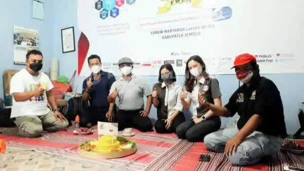 FWLM dan Management Hotel Meotel Potong Tumpeng di HUT Memorandum ke-52