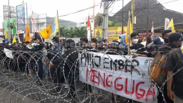 PMII Jember Gelar Aksi di Kantor DPRD dan Pemkab, Tuntut Revisi Perda RTRW