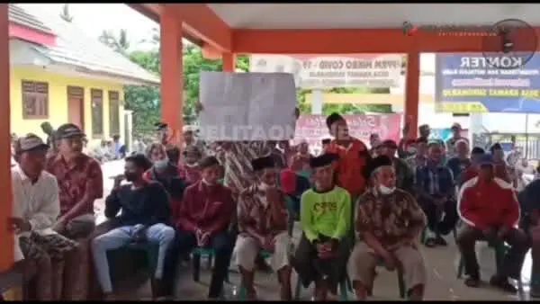 Pelayanan Tak Memuaskan Ratusan Warga Desa Di Jember Datangi Kantor Desa