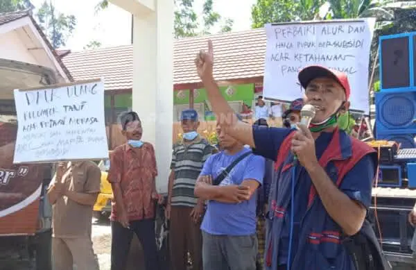 Tolak Mafia Pupuk, Puluhan Petani Demo di Kantor Desa Harjomulyo