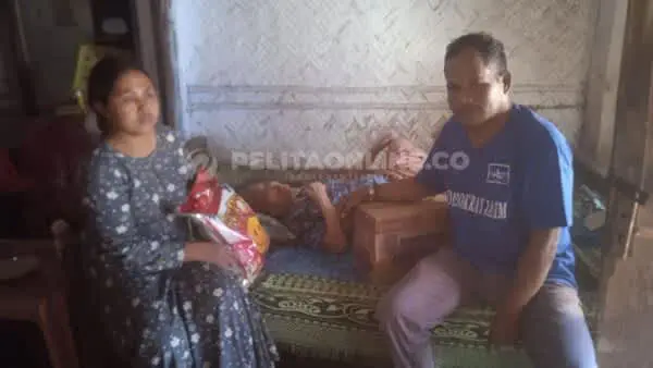 Wujud Peduli, Ketua DPAC Partai Demokrat Bangsalsari Jenguk Nenek Nursia