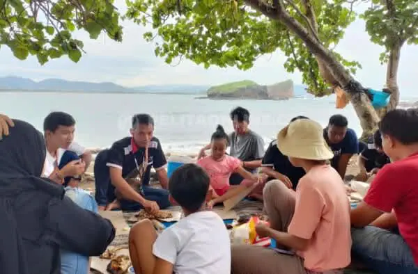 Jalin Silaturahmi, Jkraf Community Makan Siang Bersama Di Pantai Papuma