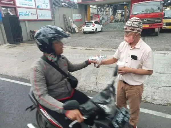 Berbagi Berkah Ramadan, Dhouse Jember Bagikan Takjil Gratis