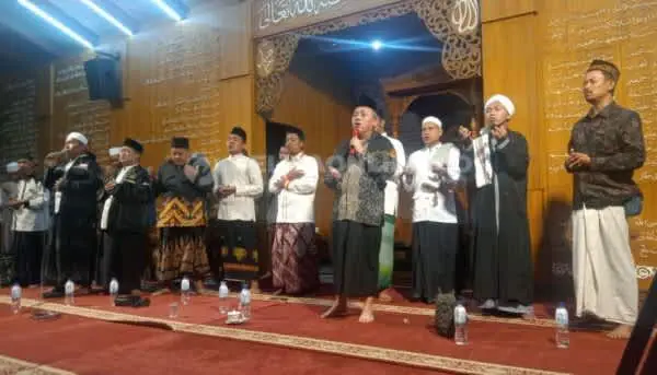 Ratusan Syekhermania Jember dan Majelis Al-Ghofilin Bershalawat Bersama