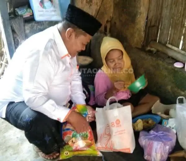 Peduli, Caleg PKS Ini Beri Bantuan ke Nenek Sati