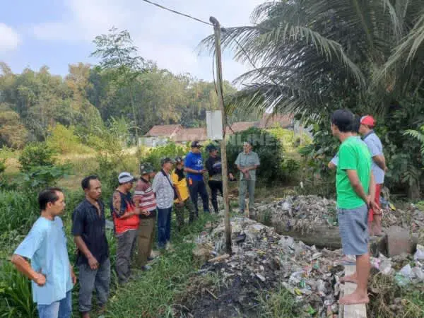 Petani Talangsari Keluhkan Tumpukan Sampah di Saluran Irigasi, Lurah Jember Kidul Beraksi
